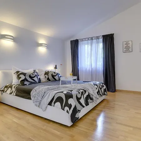In Pula Near With Private Pool Vila