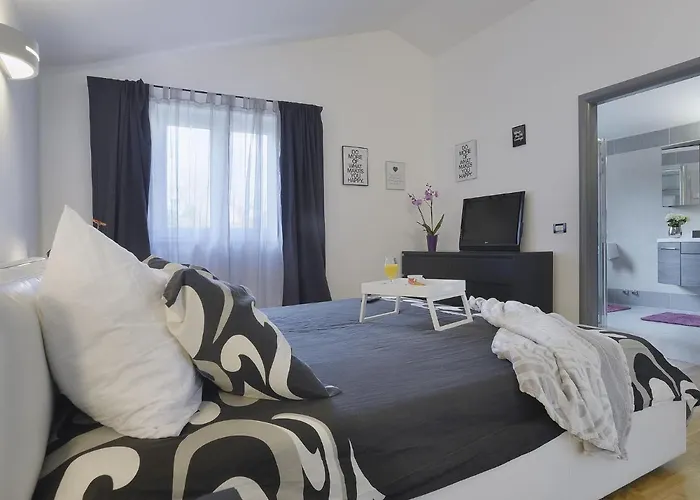 In Pula Near With Private Pool *