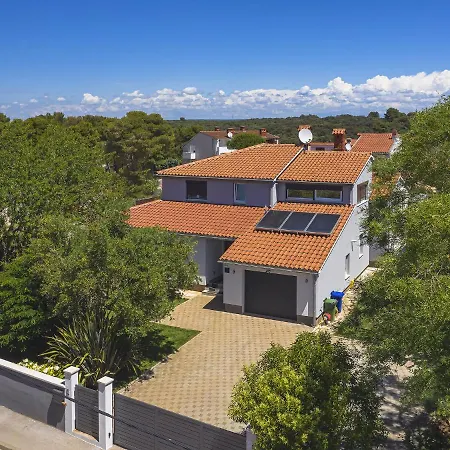 Modern In Pula With Pool And Parking *