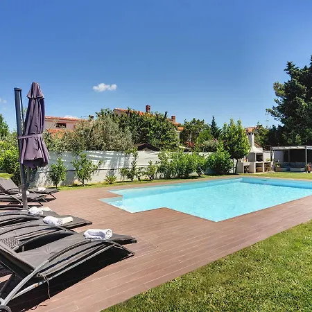 Modern In Pula With Pool And Parking