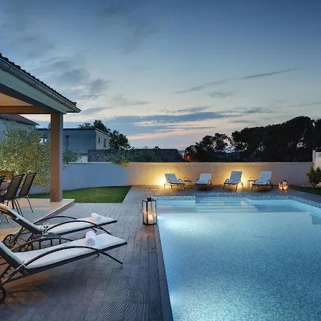 Modern In Pula With Pool And Parking *