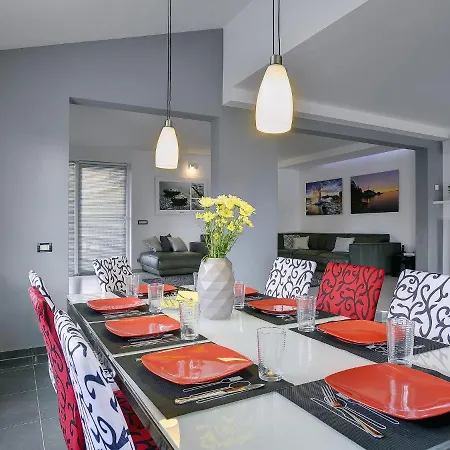 Modern In Pula With Pool And Parking *
