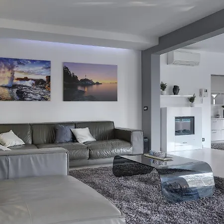 Modern In Pula With Pool And Parking *