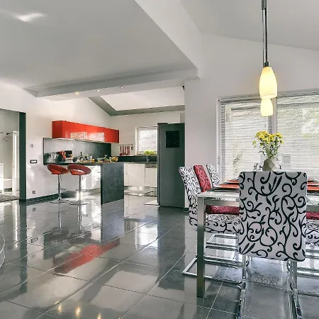 Modern In Pula With Pool And Parking