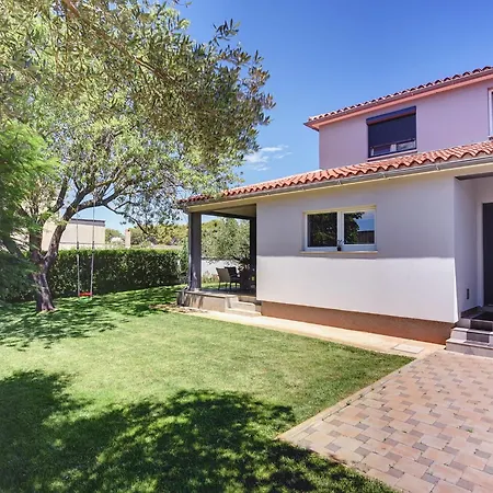 Modern In Pula With Pool And Parking *